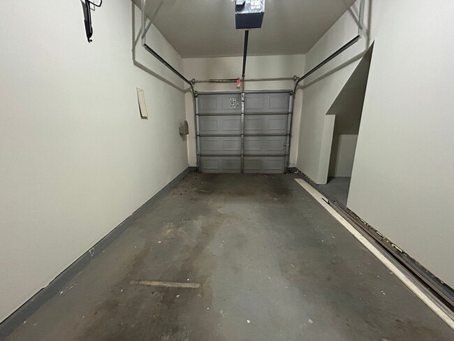 Building Photo - Beautiful 2 bedroom 1.5 bath townhome