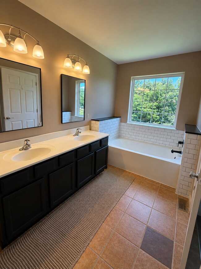 Building Photo - 108 La Vista Dr