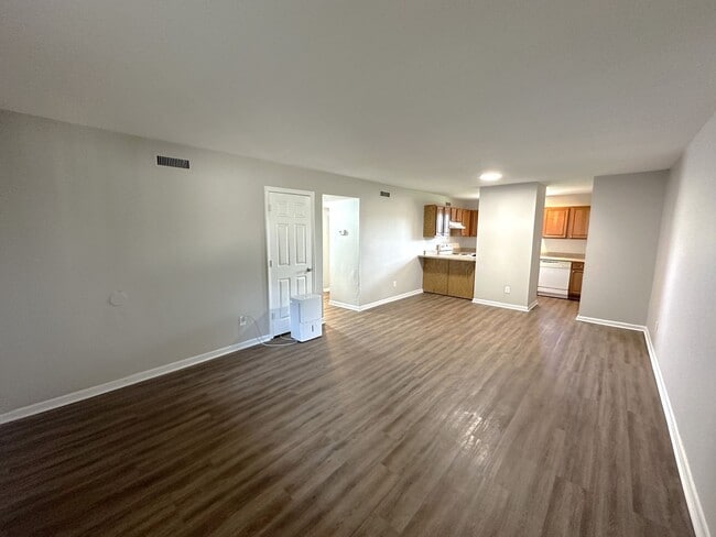Building Photo - MODERN 2/1 TWN 2nd Story Unit w/ Washer/Dr...