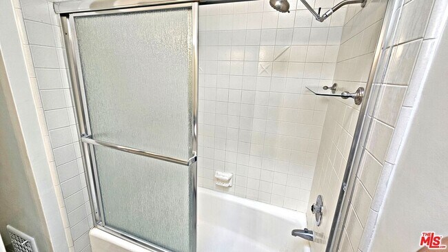 Building Photo - 132 S La Peer Dr