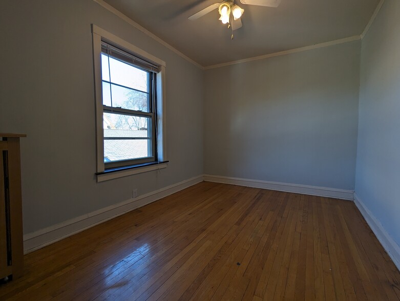 Building Photo - 2122 W Ainslie St