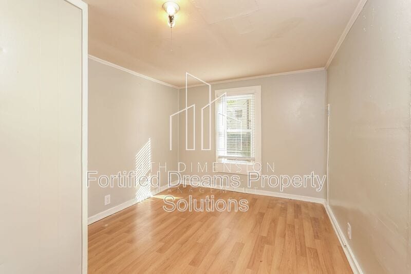 Building Photo - 2015 Row St