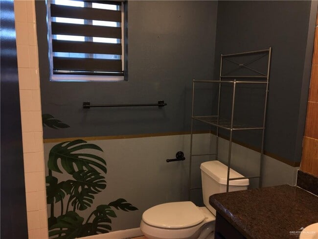 Building Photo - 17 S Broadway St