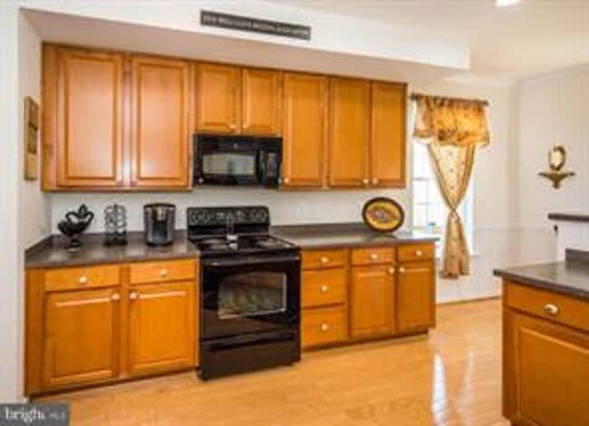 Building Photo - COMING SOON! June 1st - Beautiful Townhouse with 3rd Floor Master Suite!