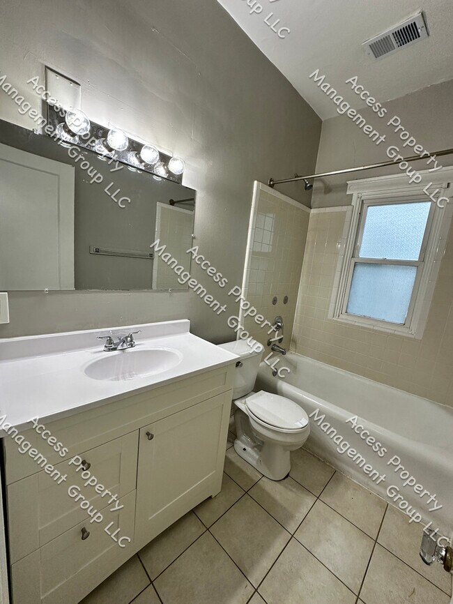 Building Photo - Large Upper 2 Bedroom SE Side Unit