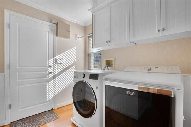 Building Photo - Fully remodeled home, Pet friendly with A/...