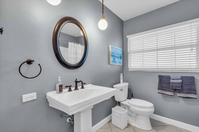 Building Photo - 2732 Valencia Dr