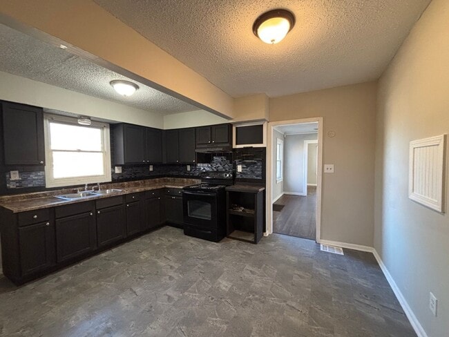 Building Photo - Spacious 2BR + Den with Huge Deck & Hardwood Floors