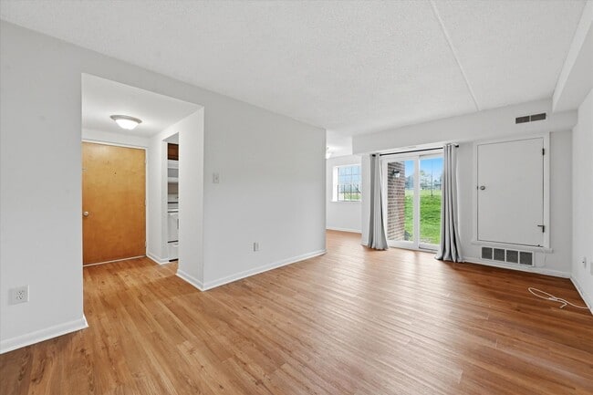 Building Photo - 2 Bedroom 1 Bathroom first floor Goshen Valley flat!