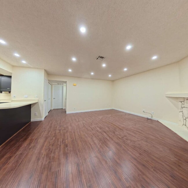 Building Photo - Beautiful 2 Bedroom 2 Bathroom Condo at The Lakes!
