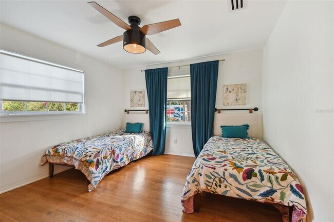 Building Photo - 145 24th Ave SE