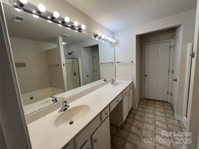 Building Photo - 10010 Blakeney Preserve Dr