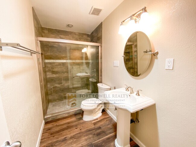 Building Photo - Super Charming 2 Bedroom 2 Bathroom Townhouse