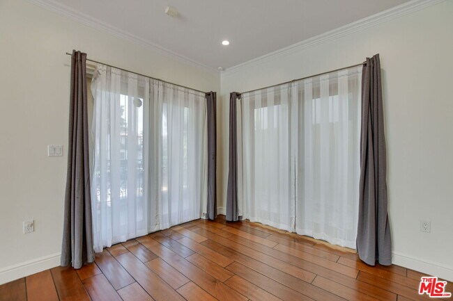 Building Photo - 918 S Wooster St