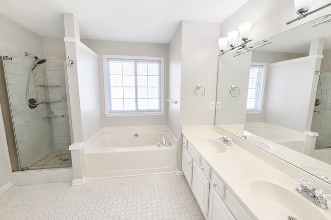 Building Photo - Spacious Home with Open Layout in Prime Johns Creek Location