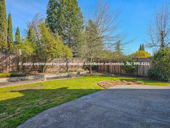 Building Photo - Newly Updated - New Appliances, Flooring, ...