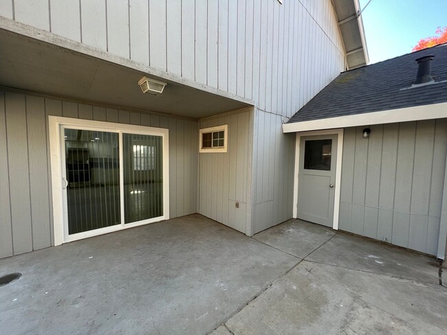 Building Photo - North Merced: $1929 Charming 3 bed 2.5 bat...