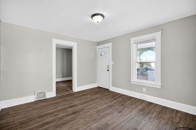 Building Photo - 389 E 160th St