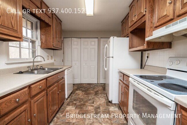 Building Photo - 3 bedroom, 1.5 bath ranch home with shed a...