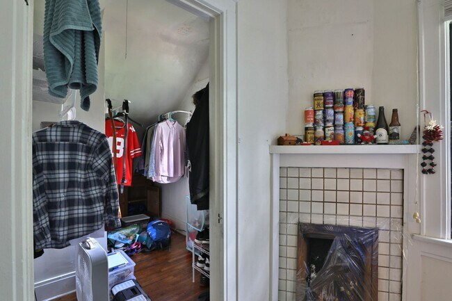 Building Photo - Highly Sought After OSU 6 Bedroom House Iuka Ravine with 2 new bathrooms and free off-street parking