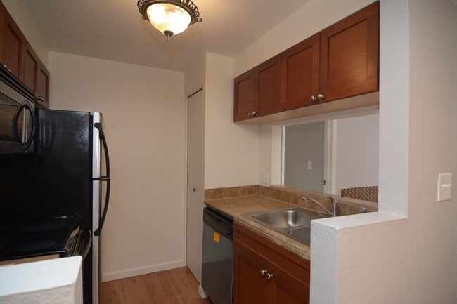 Building Photo - Recently Remodeled 2 Bedroom 2 Bath Condo! Close to the U of A!