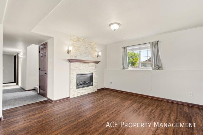 Building Photo - 761 Radial Ln