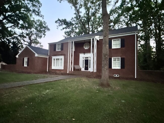 Building Photo - 906 Crescent Cir