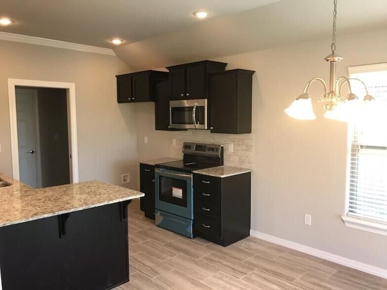 Building Photo - 4441 W Anthem Dr