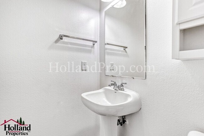 Building Photo - Impressive 4 bedroom home in Hillsboro