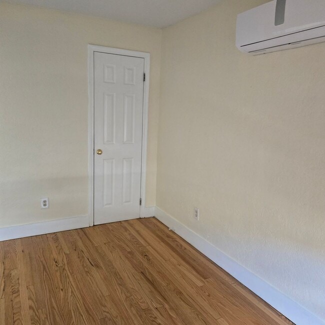 Building Photo - 4 Bedroom House