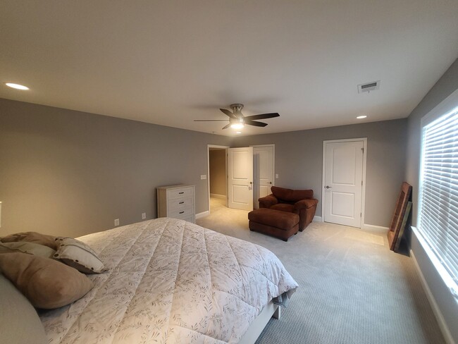 Building Photo - REDUCED!  5 bedroom/4 bath house in Berkshire Forest