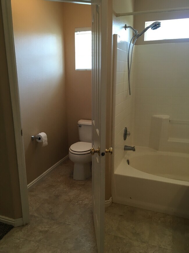 Building Photo - 3 bedroom 2 1/2 bath townhome