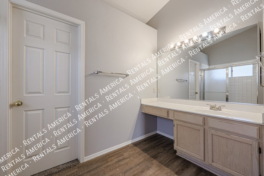 Building Photo - 5515 E Farmdale Ave