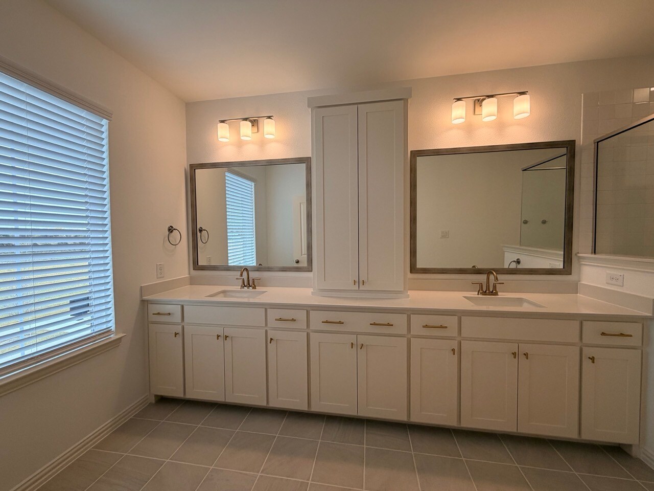 Dual vanity - 4729 Spinner St