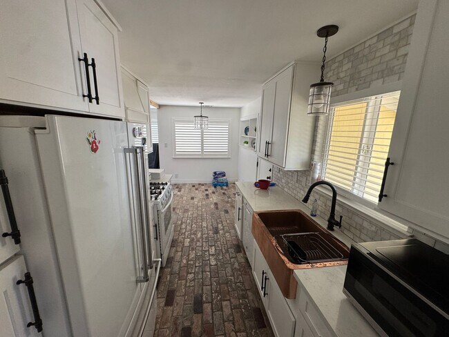 Building Photo - Meticulously Maintained Single-Story Home with Private Pool in Canterbury Village!