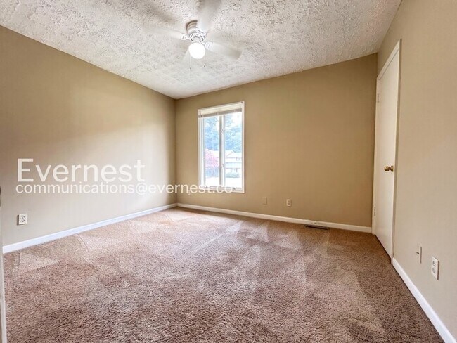 Building Photo - 3 Bed, 3 Bath Home with Off-Street Parking / Pet-Friendly / Available Now!