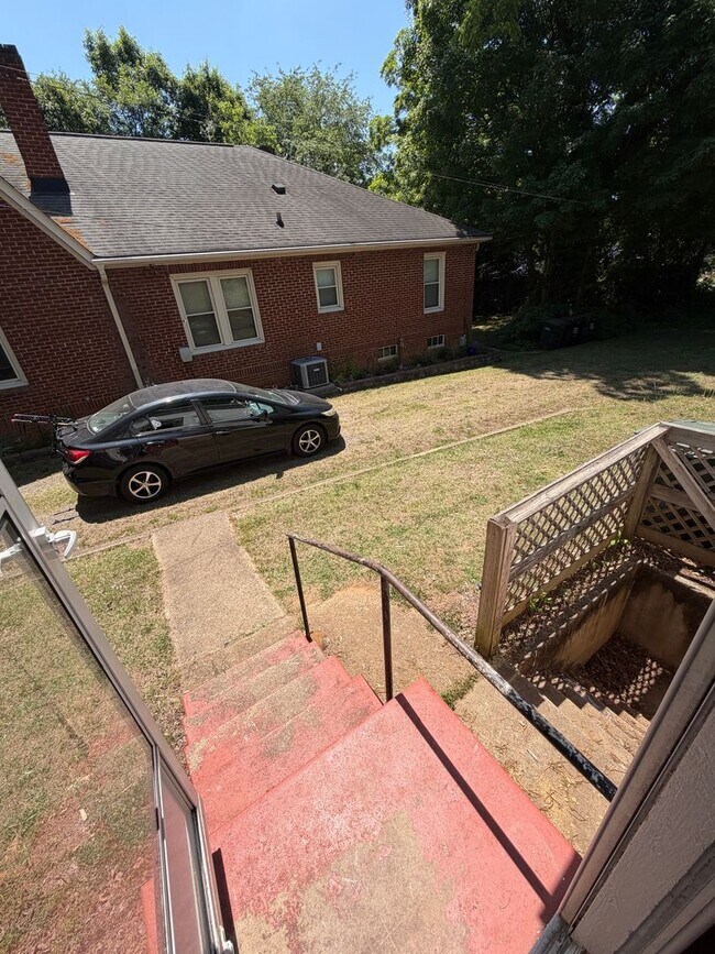 Building Photo - Cute Duplex 1 bed 1 bath unit, Close to Downtown Concord