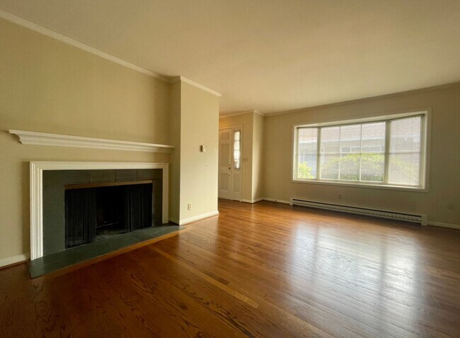 Building Photo - Stunning Two-bedroom In SW Portland~ Great...