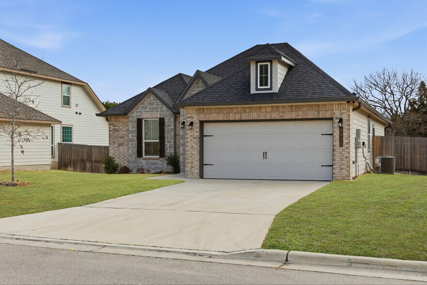 Building Photo - 5613 St Charles Dr
