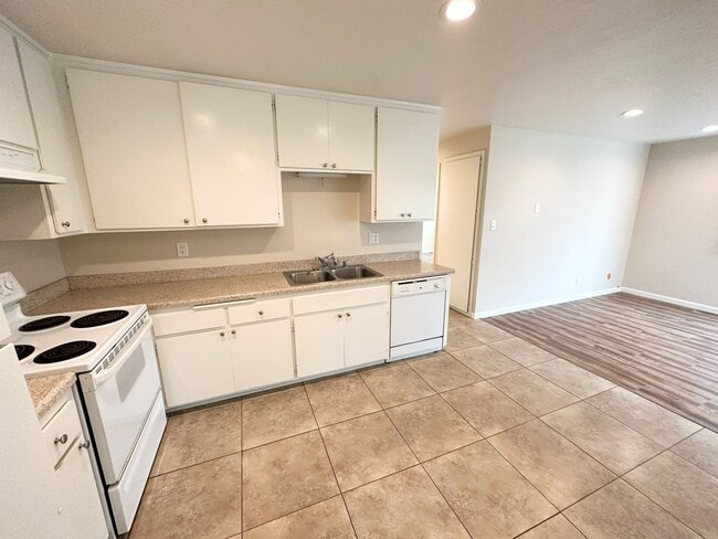 Building Photo - 9906 Buena Vista Dr