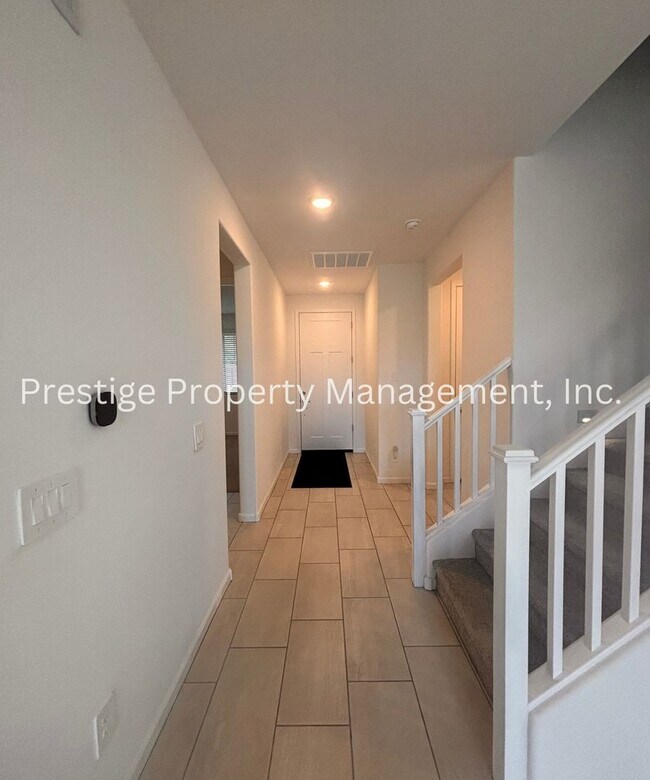 Building Photo - Beautiful 2/2 2-Story West Side Home With ...