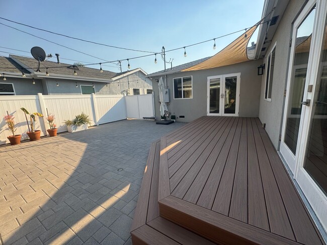 Building Photo - Stunning updated 3 Bedroom, 2 Bathroom Hom...