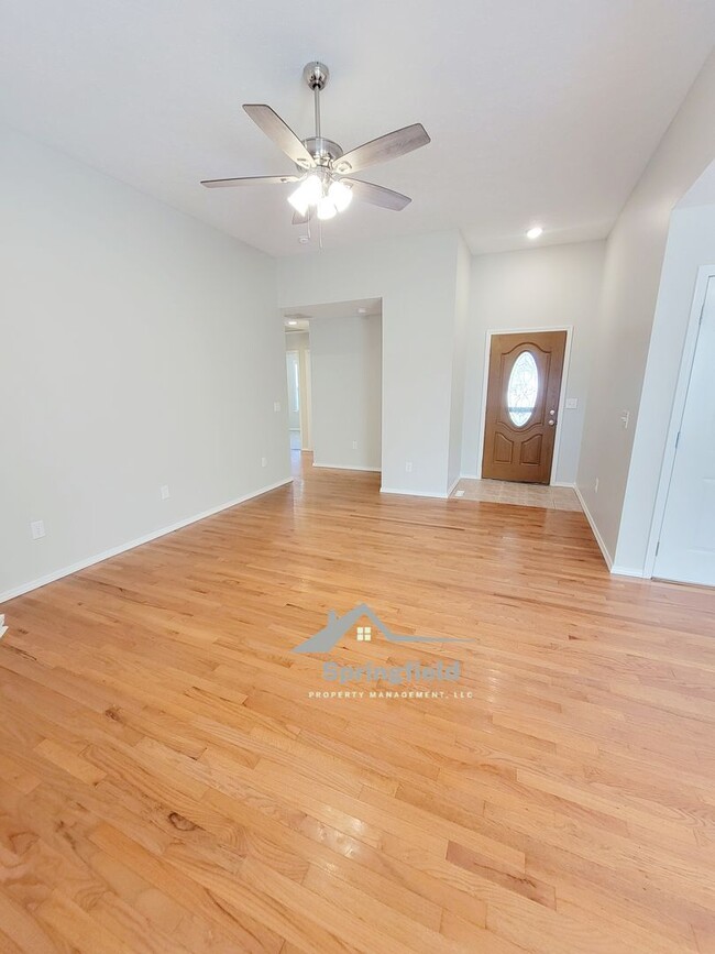 Building Photo - Location-Location; South West Springfield ...