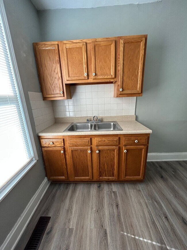 Building Photo - Spacious 1 Bedroom 1/2 Double with Basement & Extra Room