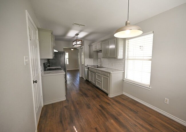 Building Photo - Cozy 3 Bedroom 2 Bath beautiful brick home...