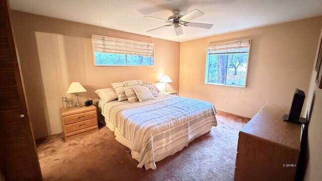 Building Photo - 26823 Crestview Dr