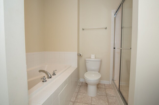 Building Photo - 3 bed, 2full/2 half bath Townhome in Marti...
