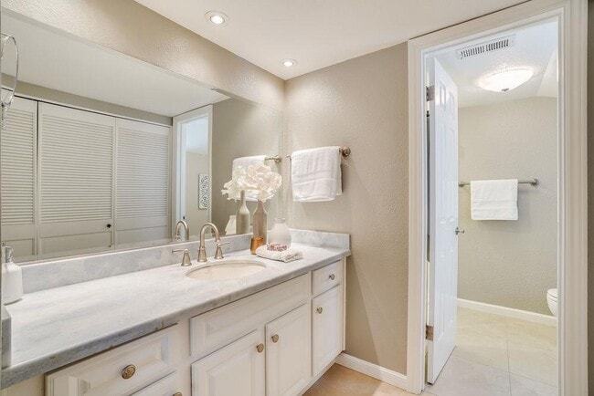 Building Photo - 402 Hogarth Terrace