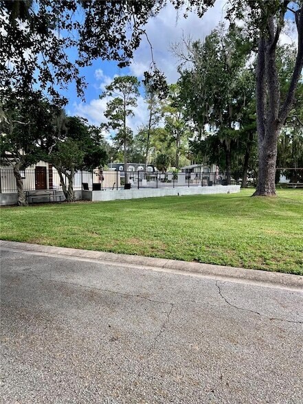 Building Photo - 1525 SE 25th St