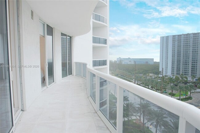Building Photo - 15811 Collins Ave